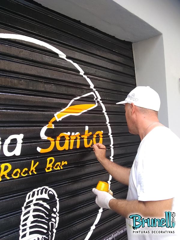 Letreiro em porta de ao Dona santa