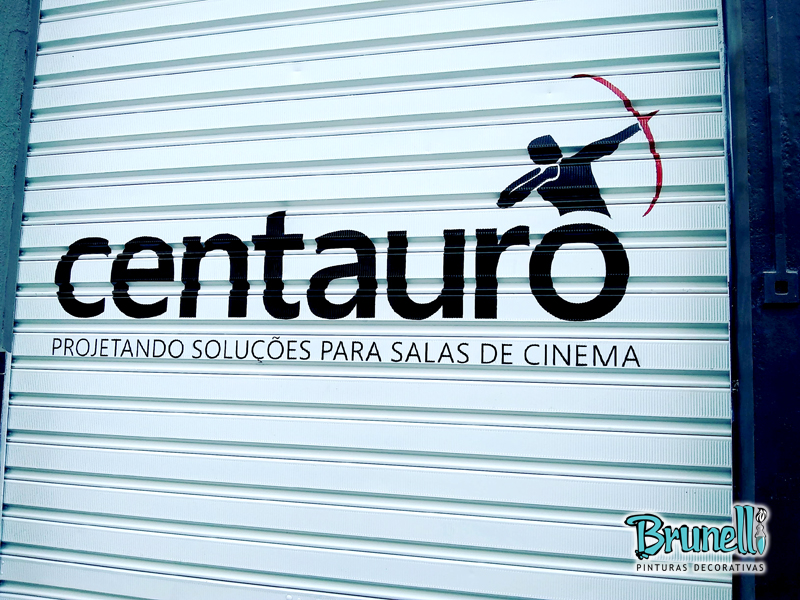 Letreiro em porta de ao Centauro cinemas